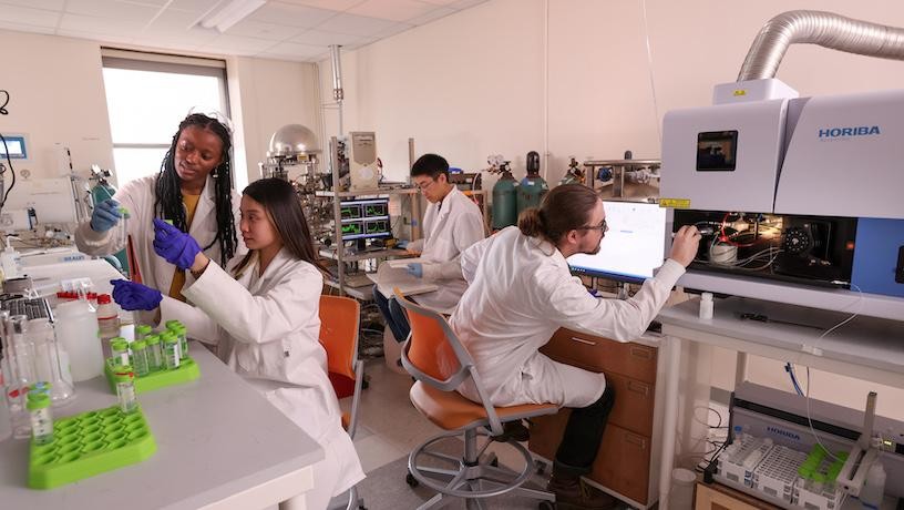 Graduate students working in a CEEC shared lab investigating electrochemical energy storage and conversion technologies for EV batteries, sustainable fuels, and metals processing. Credit: John Abbott/Columbia Engineering