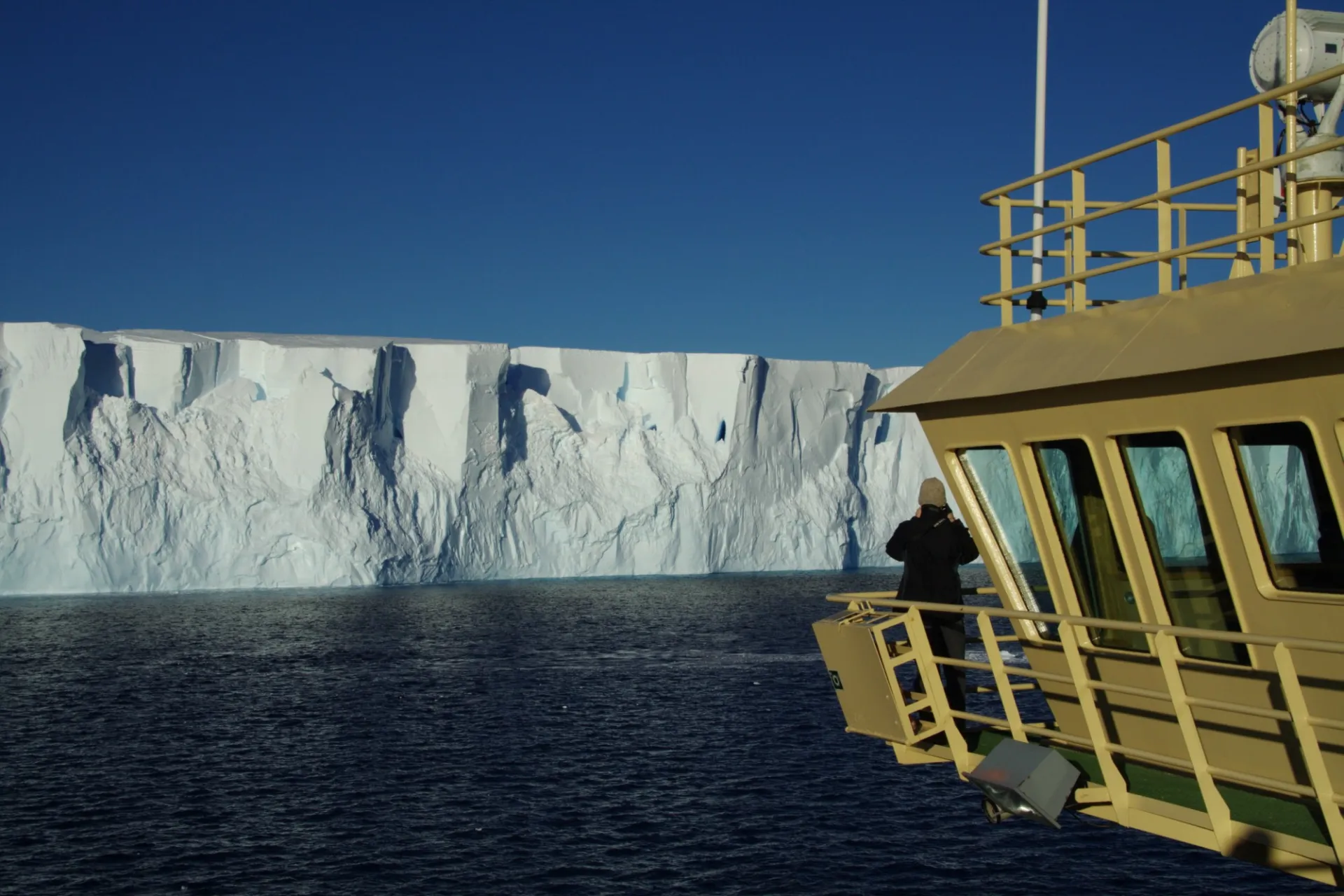 Ice Front Of Pine Island Ice Shelf, Antarctica (2009)   Frank Nitsche.jpg