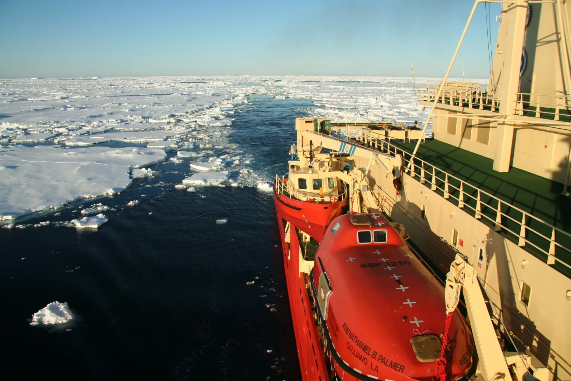 Icebreaker NB Palmer In Antarctica Sea Ice (NBP0901, 2009)   Frank Nitsche.jpg